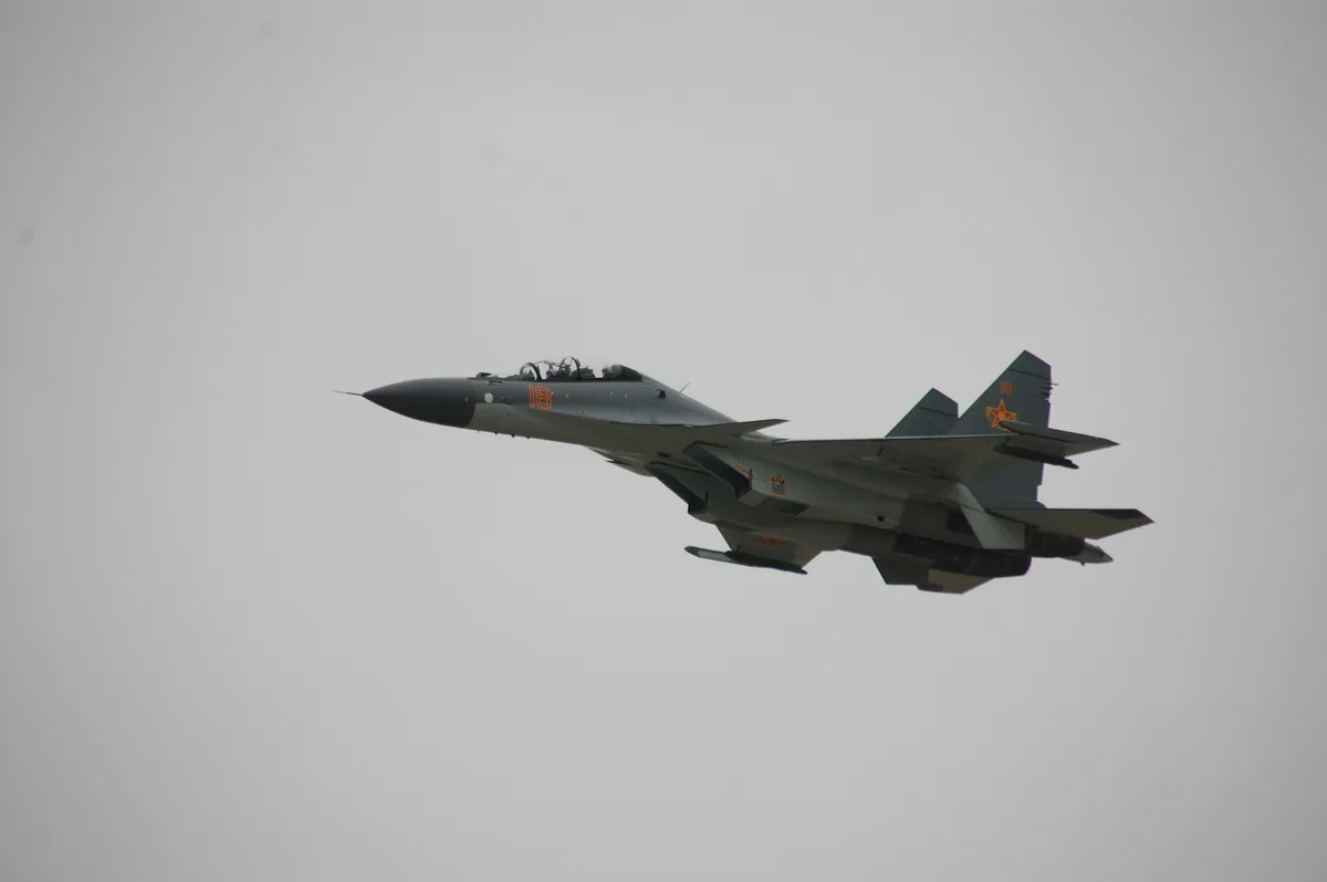 Военный истребитель Су-30СМ на взлетной полосе авиабазы в Жетісу во время празднования Дня фронтовой авиации
