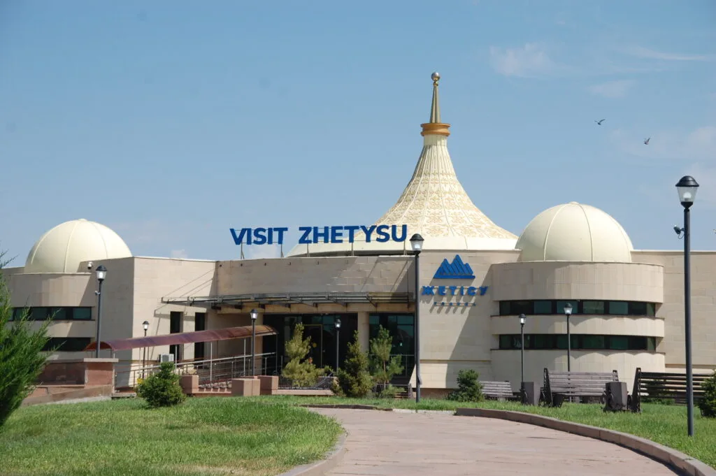 Сотрудник туристского информационного центра «Visit Zhetysu» консультирует посетителей о маршрутах в области Жетісу.