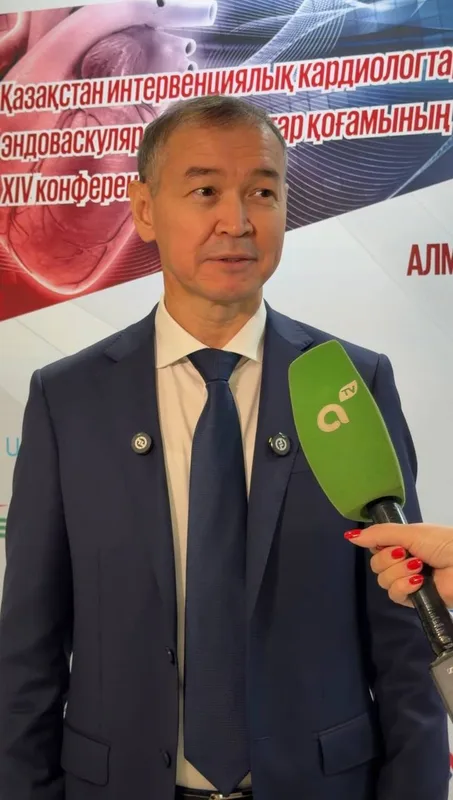 Кардиохирурги в операционной проводят сложную операцию на сердце с использованием высокотехнологичного медицинского оборудования.