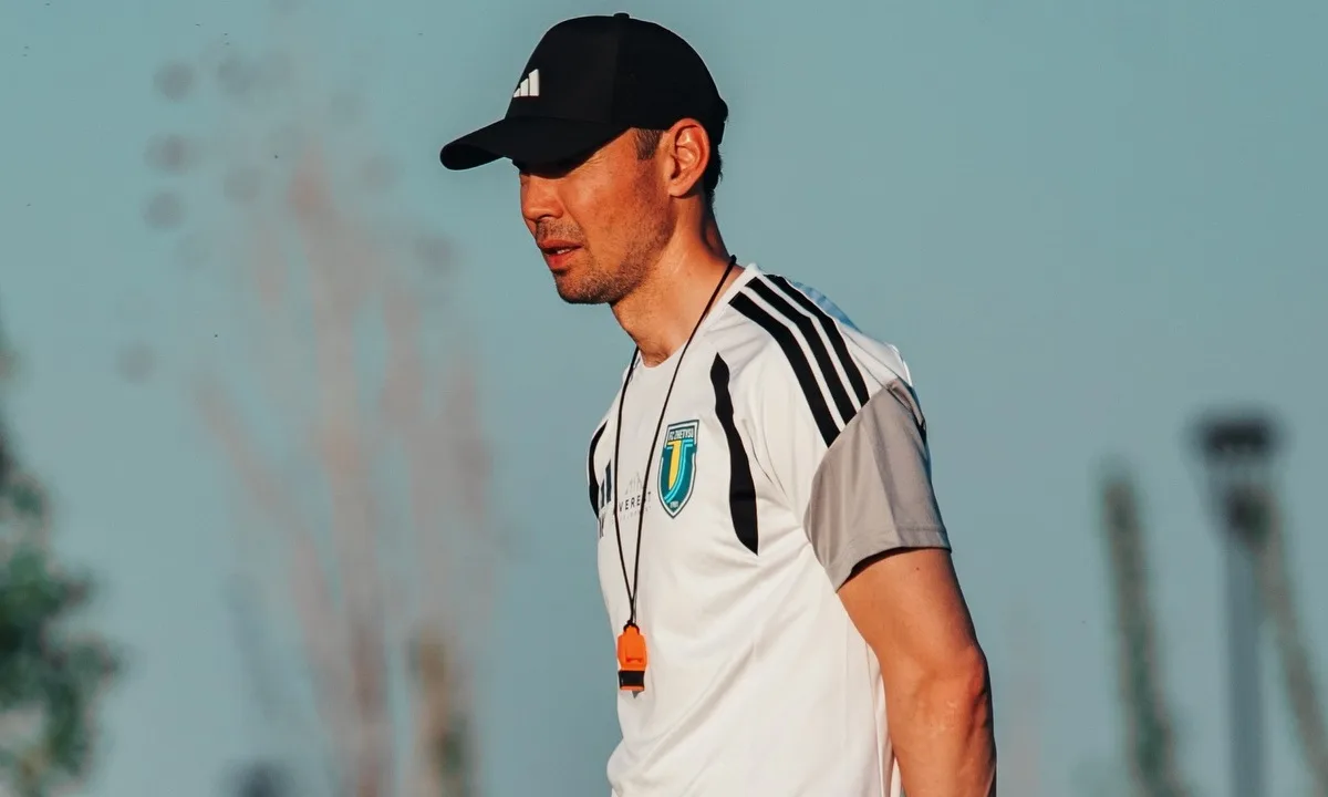 Футбольный тренер Кайрат Нурдаулетов на стадионе, покидает ФК «Жетісу»