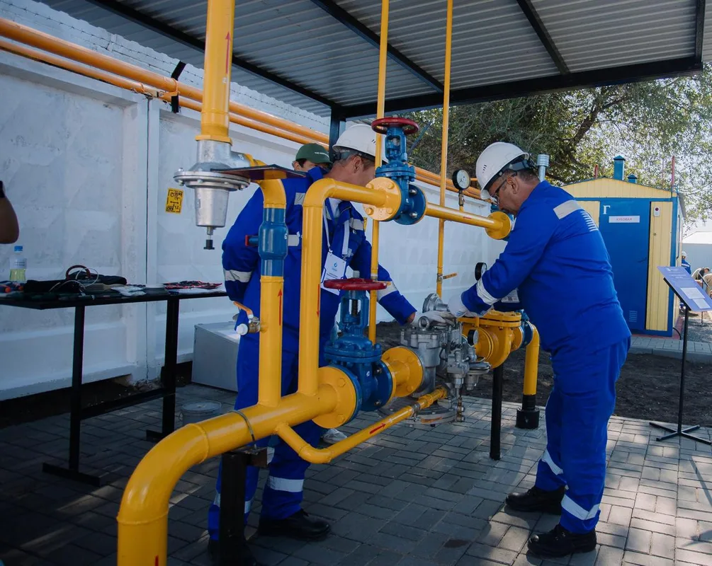 Сотрудник QazaqGaz Aimaq проводит осмотр оборудования газораспределительного пункта, обеспечивая подготовку к предстоящему осенне-зимнему периоду.