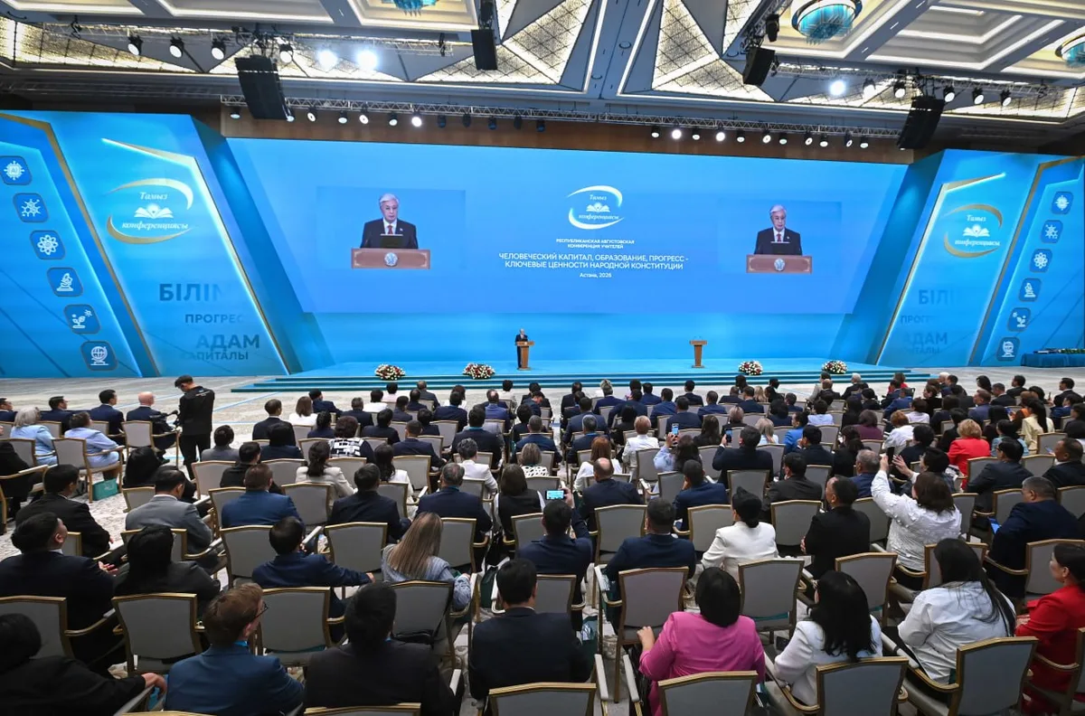 Президент Касым-Жомарт Токаев выступает с речью о проблемах образования в Казахстане на официальном мероприятии.