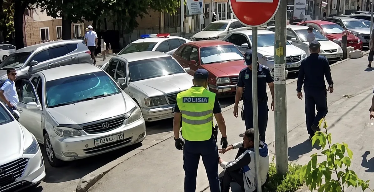 Полицейские Жетісу патрулируют улицы города для обеспечения общественного порядка и выявления правонарушений.