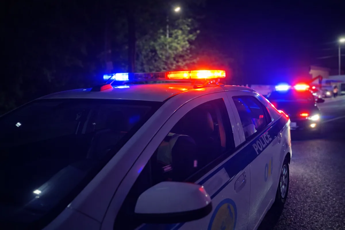 Полицейский регулирует движение у школы в области Жетісу перед началом учебного года