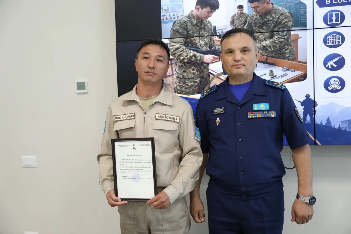 Казахстанские школьники на занятиях по начальной военной подготовке, отрабатывающие навыки с макетами оружия.