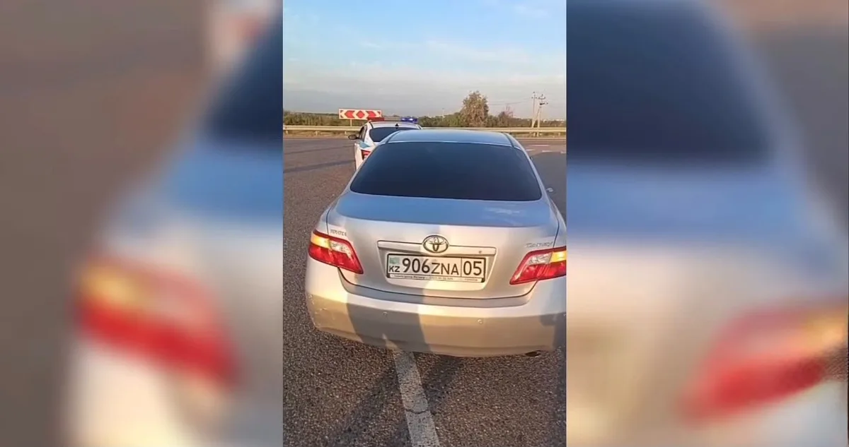 Полицейский автомобиль и дорожная камера на фоне трассы в области Жетісу