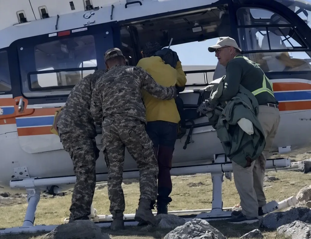 Спасатели МЧС помогают туристу в горной местности Аксуского района Жетісу.