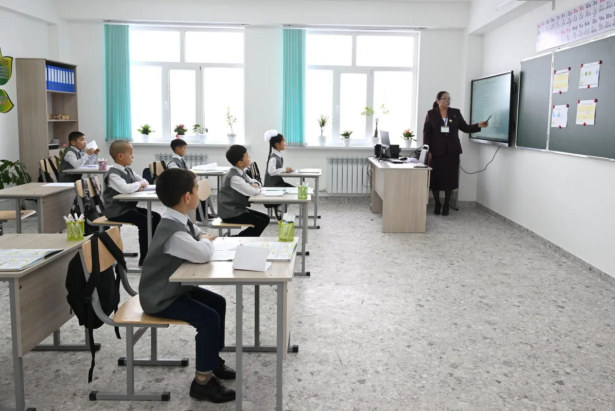 Школьники в Талдыкоргане, подготовка школ к новому учебному году и меры безопасности