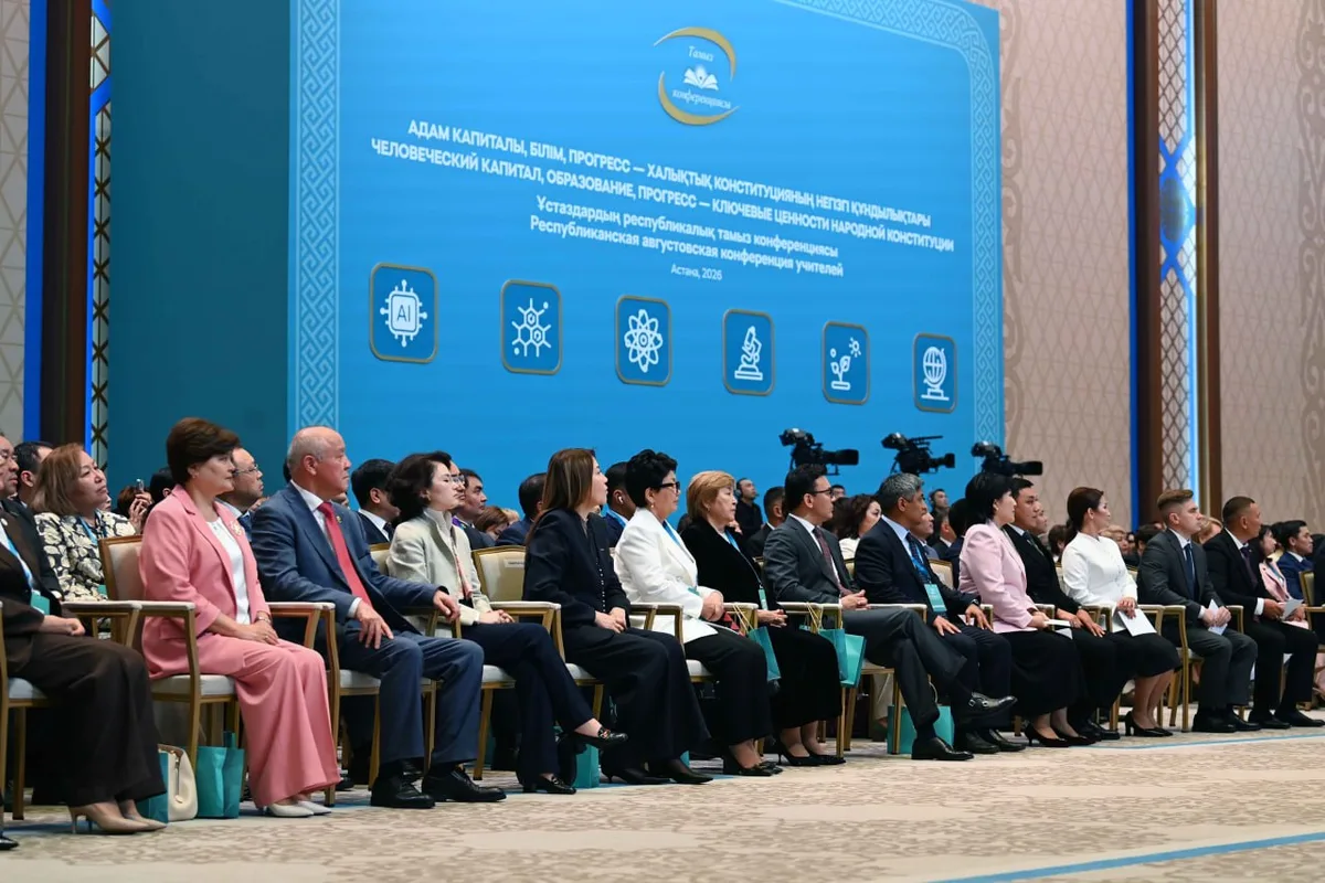 Президент Казахстана Касым-Жомарт Токаев выступает на совещании, говоря о проблемах образования и нагрузке на учителей.