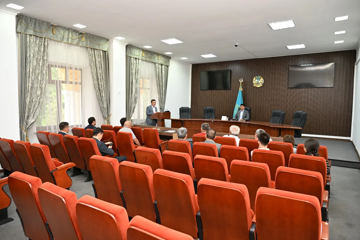 Контролер проверяет оплату проезда в автобусе Талдыкоргана