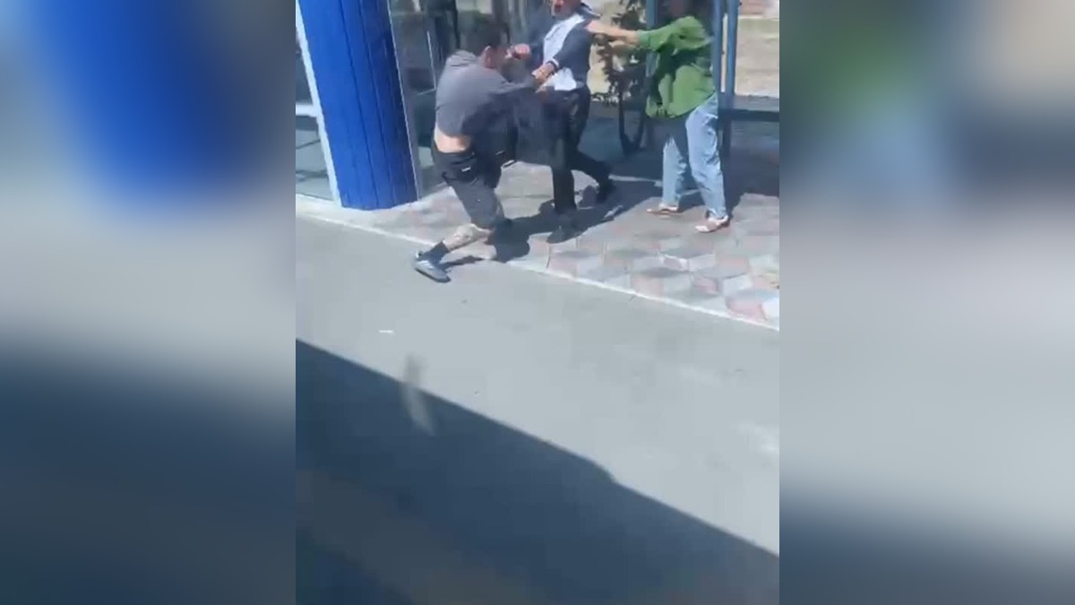 Драка на остановке в Талдыкоргане попала на видео