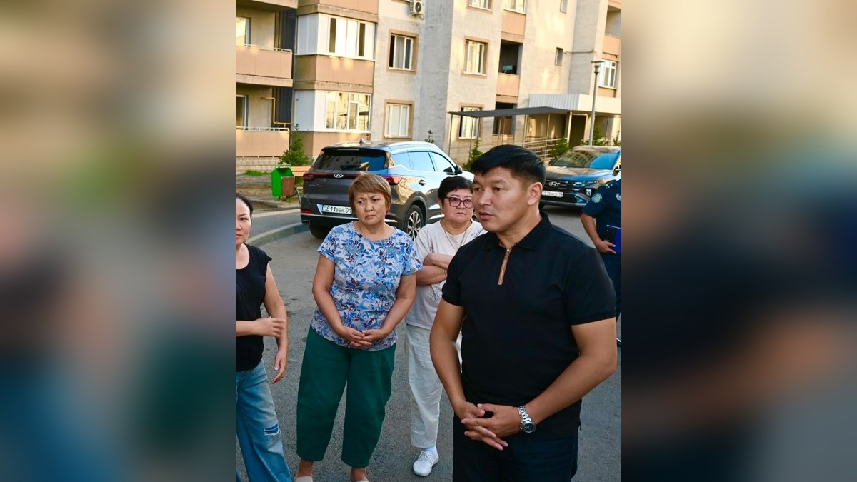 Аким Талдыкоргана Ернат Бәзіл выслушал жителей «Құлагер» и пообещал решить проблемы