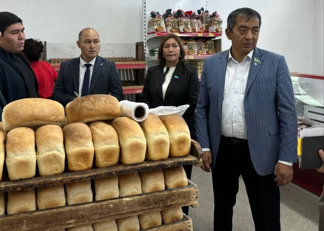 Представители госорганов проверяют цены на социально значимые продукты в магазинах Талдыкоргана.