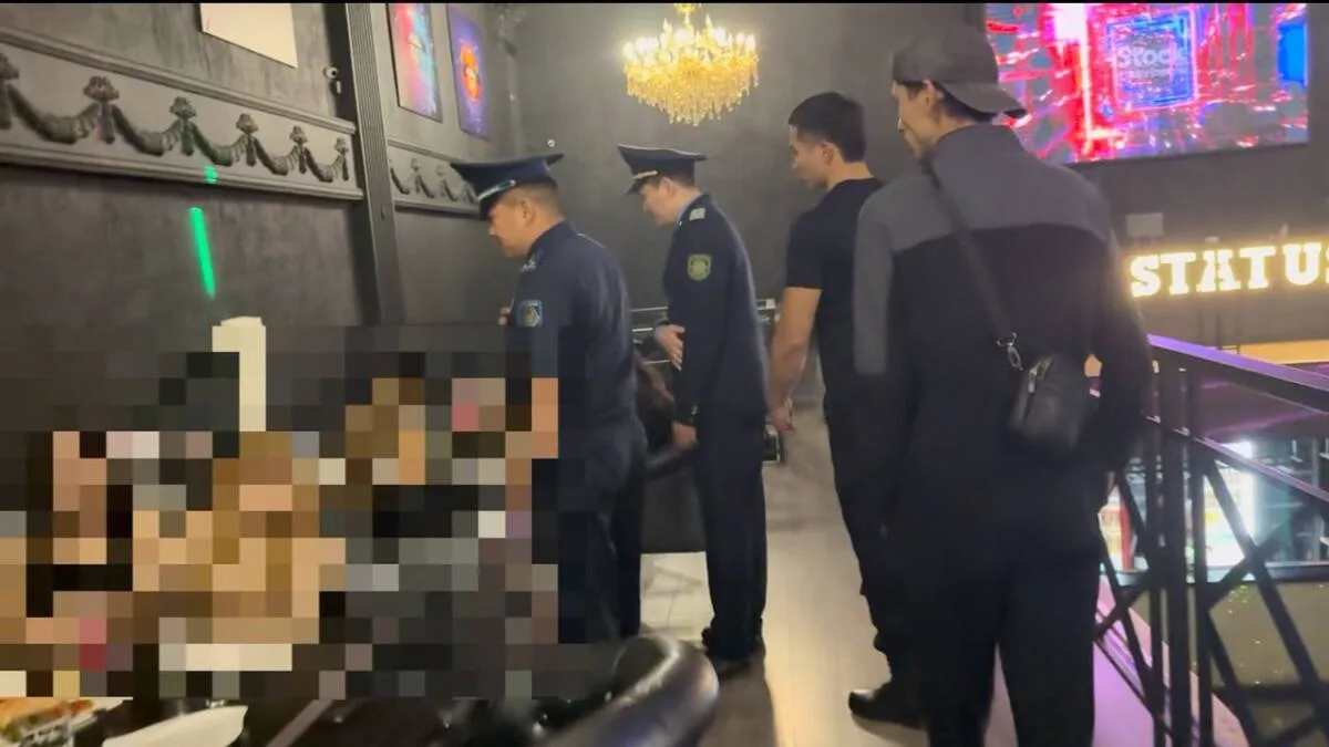 Полицейские проводят рейд в ночном клубе Талдыкоргана, выявляя нарушителей курения кальяна.