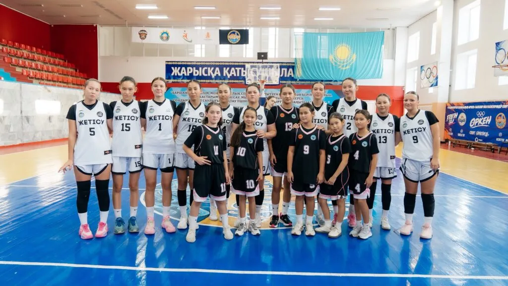 Юные баскетболистки Жетісу играют в баскетбол на молодежном чемпионате Казахстана в Талдыкоргане