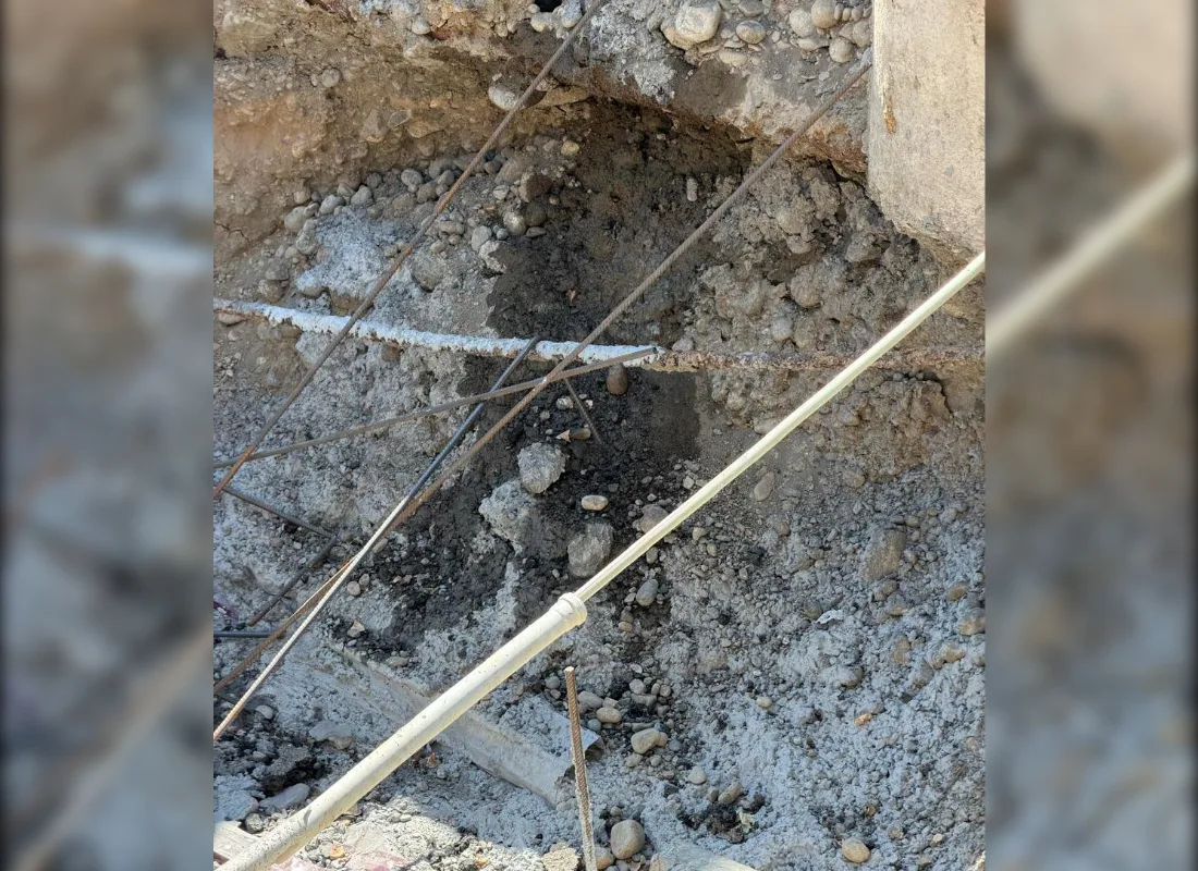 Разрытые траншеи и старые ржавые трубы водопровода на улице Талдыкоргана во время ремонта теплосетей.
