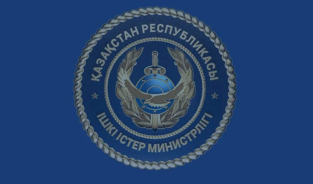 Сотрудник полиции проводит профилактическую беседу с группой подростков в школьном классе, напоминая о вреде наркотиков и ответственности за преступления.
