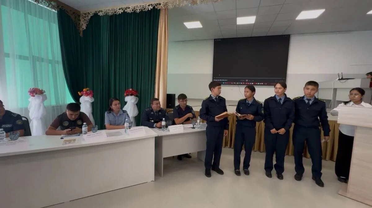 Полицейские проводят урок безопасности для школьников Жетісу, рассказывая о кибермошенничестве и наркотиках.