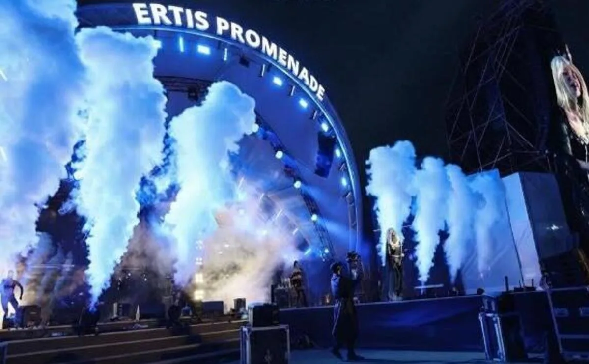 Концертная площадка ERTIS PROMENADE на набережной Павлодара вечером с фейерверком.