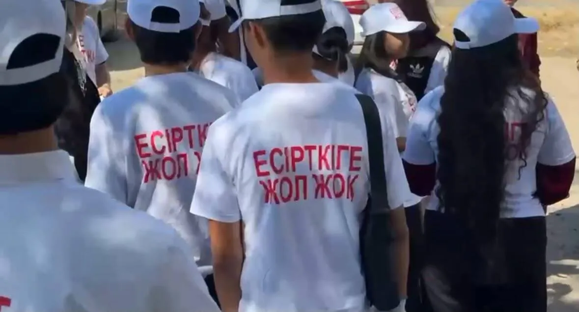 Участники акции "Антиграффити" очищают стены от надписей в Талдыкоргане.