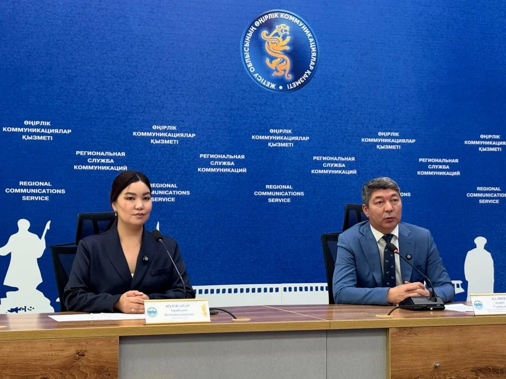 Мобильное приложение E-Salyq Azamat на смартфоне с информацией о налоге на имущество
