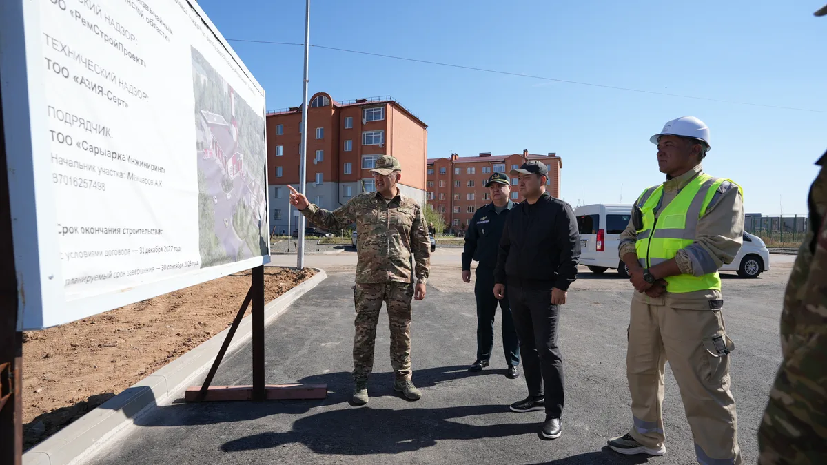 Министр по чрезвычайным ситуациям Мурат Муханов осматривает строящуюся специализированную пожарную часть в городе Косшы.