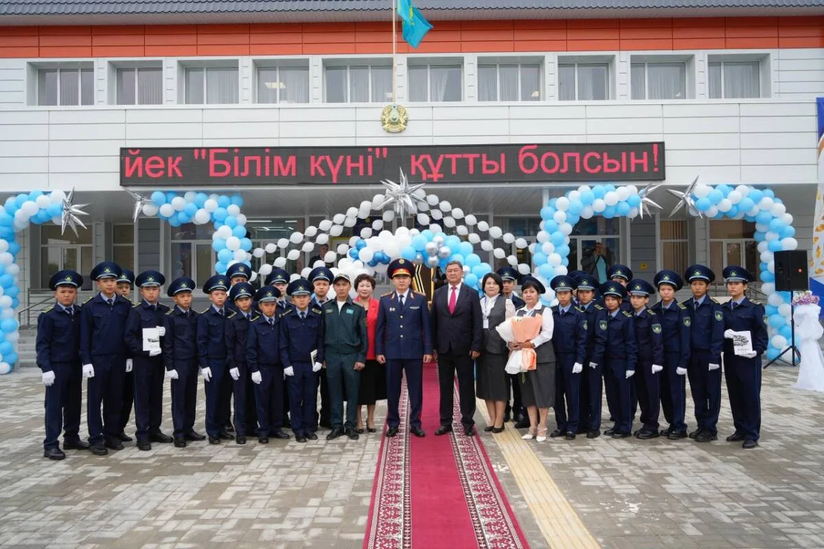 Школьники нового полицейского класса "Жас сақшы" в Ескельдинском районе области Жетісу на уроке