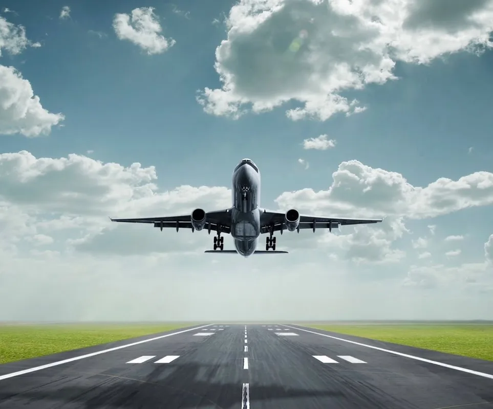 Современный самолёт Airbus A321neo авиакомпании Air Astana в небе над тропическим островом Лангкави, Малайзия.