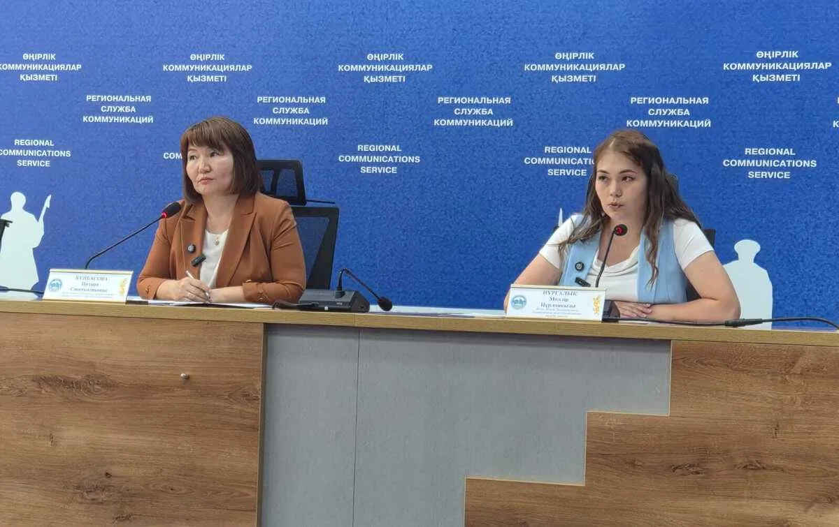 Медицинский работник делает прививку пациенту в поликлинике, символизируя начало сезона вакцинации от гриппа в Жетісу.