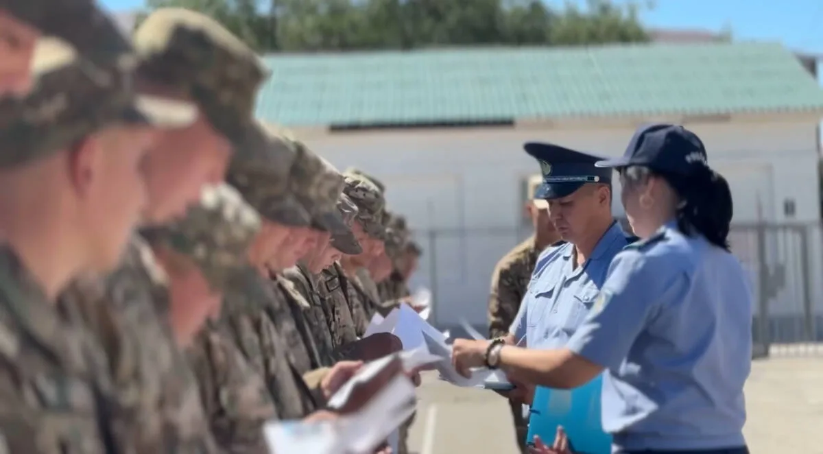 Полицейские области Жетісу проводят встречу с военнослужащими, рассказывая о возможностях службы.