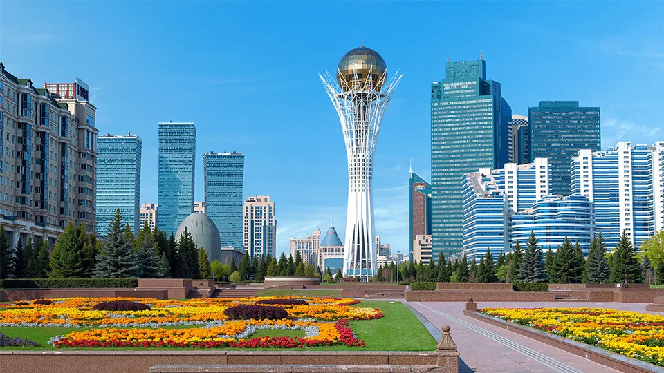Современные жилые комплексы в Астане, демонстрирующие новые архитектурные стандарты и дизайн фасадов зданий.