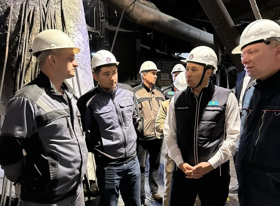 Заместитель Председателя Комитета государственного энергетического надзора и контроля Министерства энергетики Ернар Хасенов осматривает оборудование на ТЭЦ-2 в Темиртау перед началом отопительного сезона.