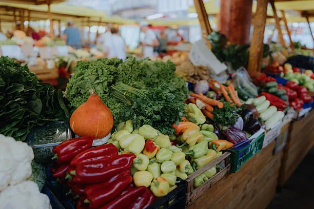 Фермеры Алматинской области продают свежие фрукты, овощи, мед и мясную продукцию на ярмарке в Астане, предлагая товары по доступным ценам.