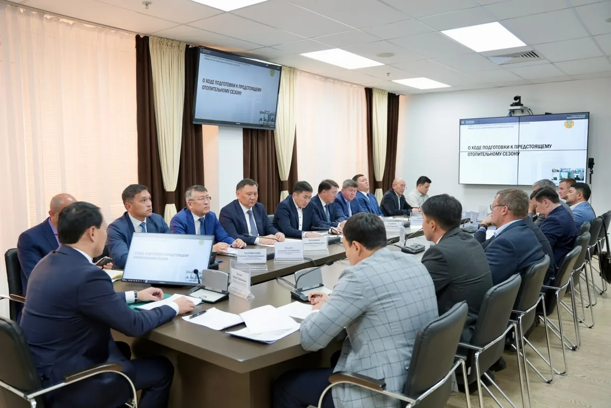 Высоковольтные линии электропередач на фоне степного пейзажа Казахстана, символизирующие энергетическую инфраструктуру страны.