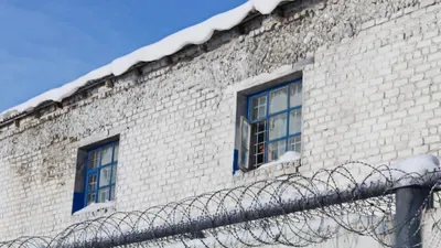 Мужчина в наручниках на скамье подсудимых в суде