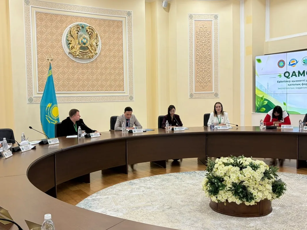 Группа волонтеров в брендированных жилетах отряда «QAMQOR» в Талдыкоргане.