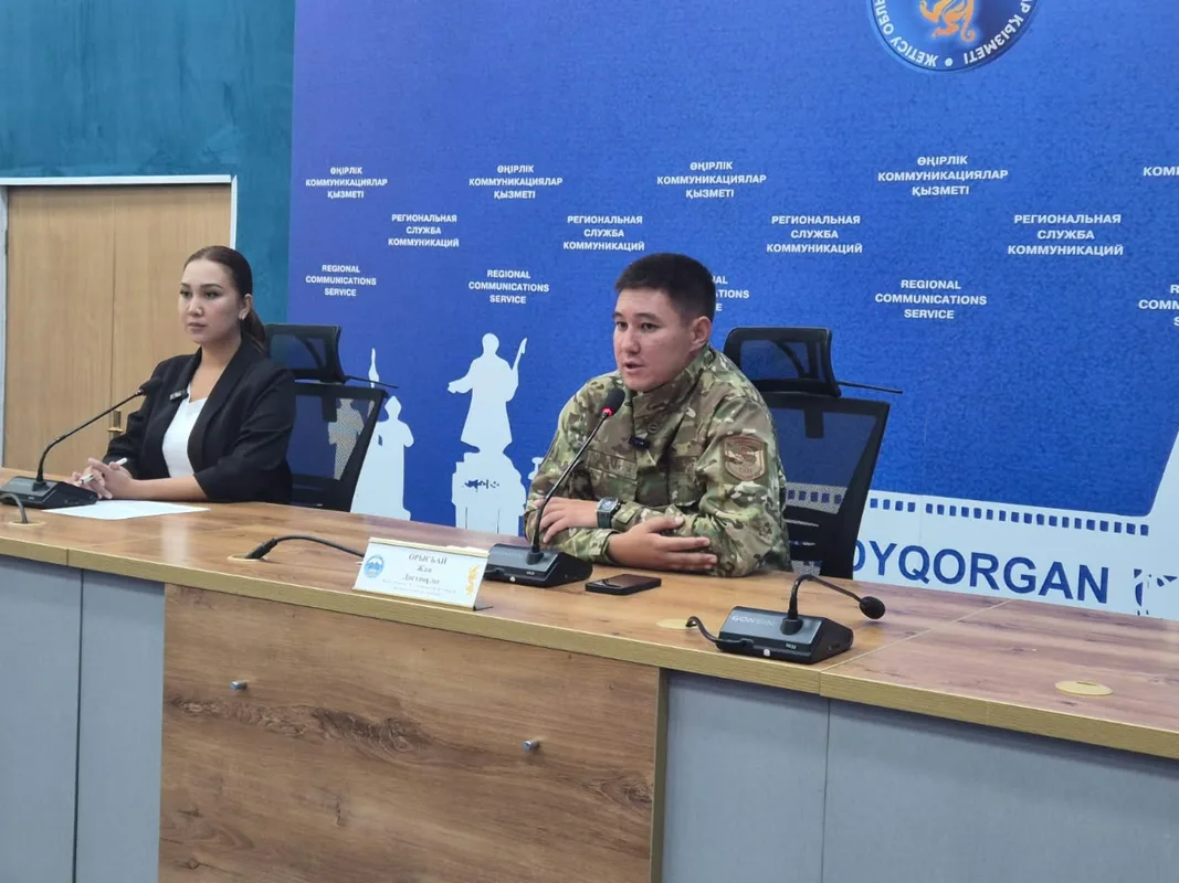 Сотрудник ДЧС осматривает печь в жилом доме, проверяя ее состояние перед отопительным сезоном в Жетісу.