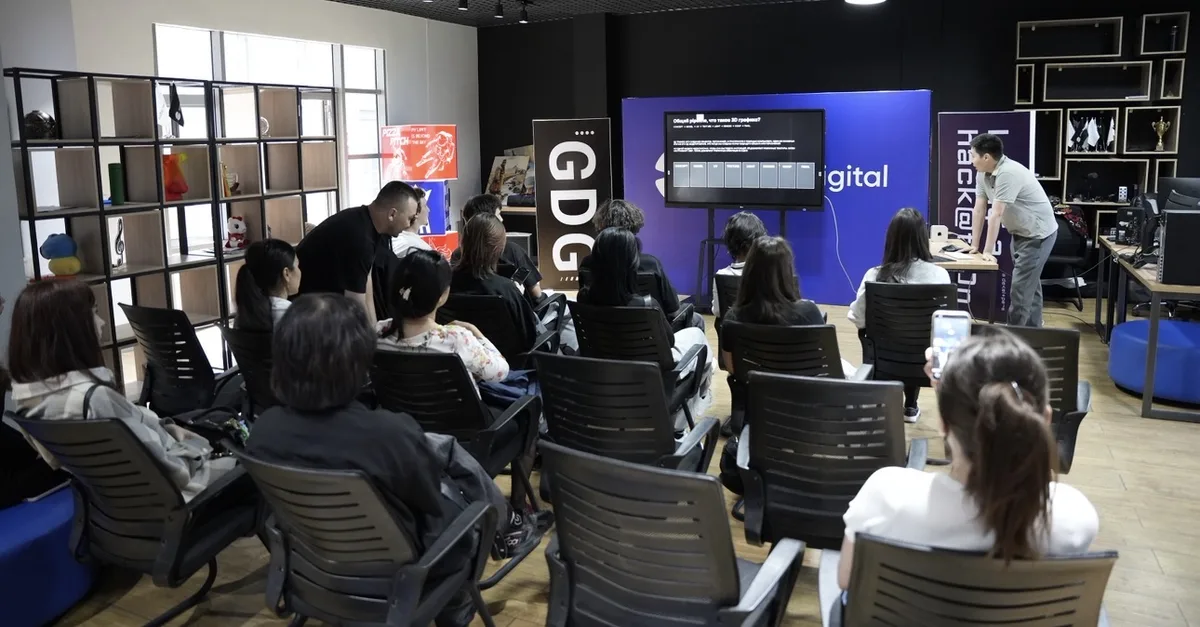 Молодёжь на мастер-классе по 3D-моделированию в IT Hub Jetisu Digital в Талдыкоргане с CG-художником