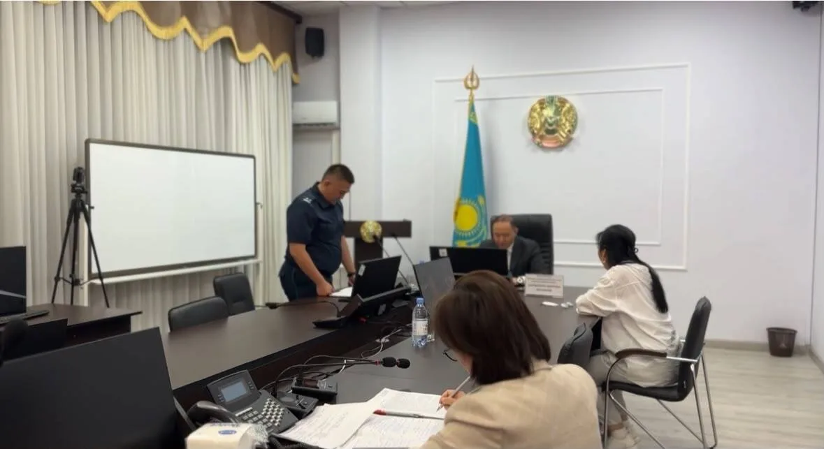 Начальник Департамента полиции области Жетісу Сарқытбай Құсаинов проводит прием граждан.