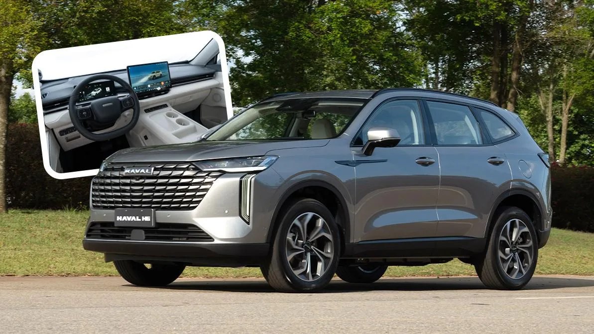 Белый гибридный кроссовер Haval H6 нового поколения, припаркованный на городской улице в Казахстане, демонстрирующий свой современный дизайн.