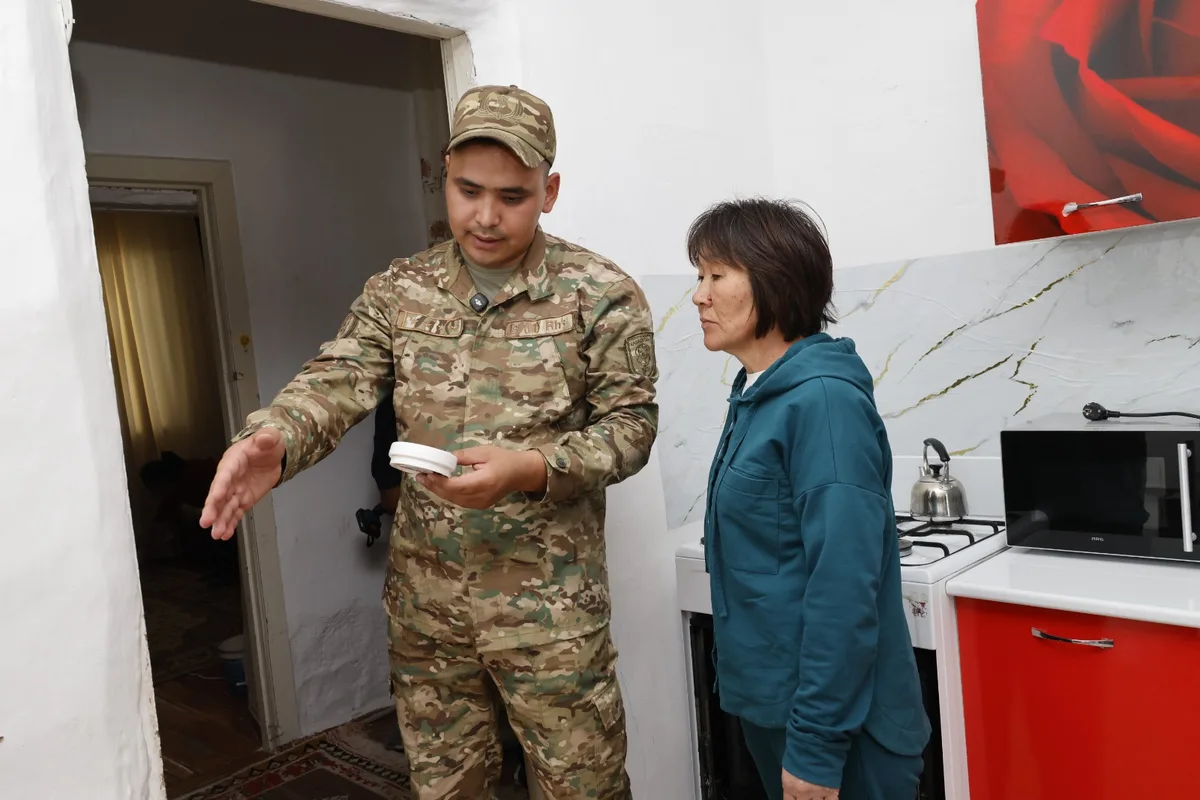 Сотрудники ДЧС области Жетісу и специалисты проверяют печь в частном доме в селе Маулимбай перед зимой.