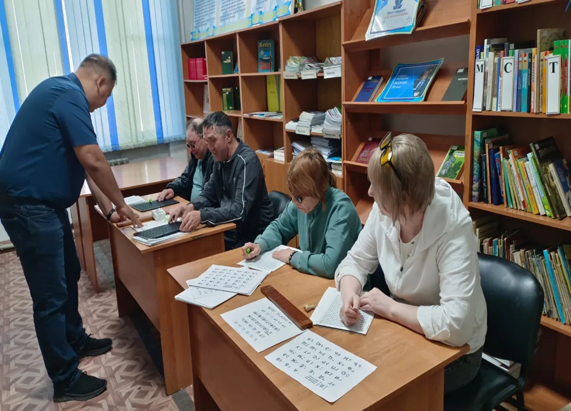 Незрячая женщина пользуется компьютером со специализированным ПО в библиотеке Талдыкоргана