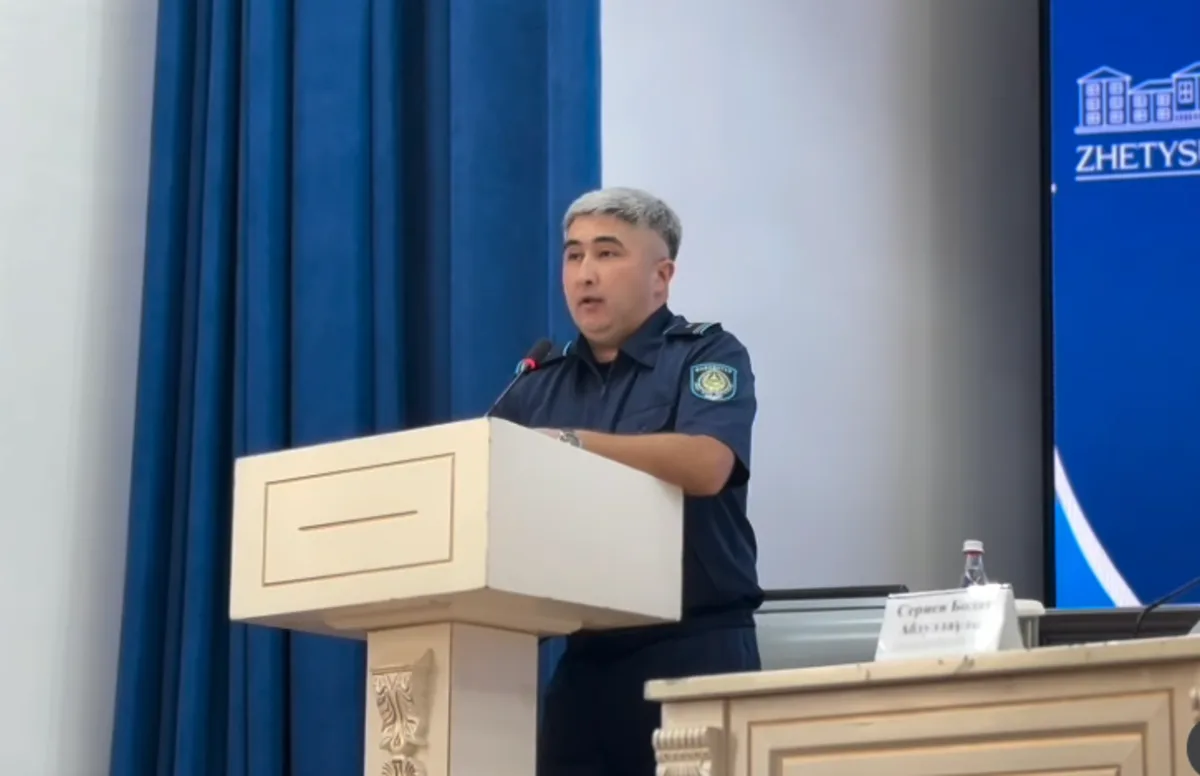 Полицейские Жетісу проводят профилактическую беседу со студентами университета о киберугрозах и наркомании.