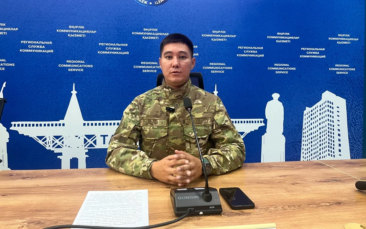 Сотрудник ДЧС осматривает печь в жилом доме в области Жетісу.