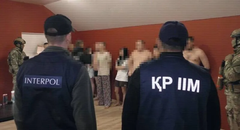 Сотрудники правоохранительных органов Казахстана во время международной операции по борьбе с наркопреступностью и задержанию участников сети.