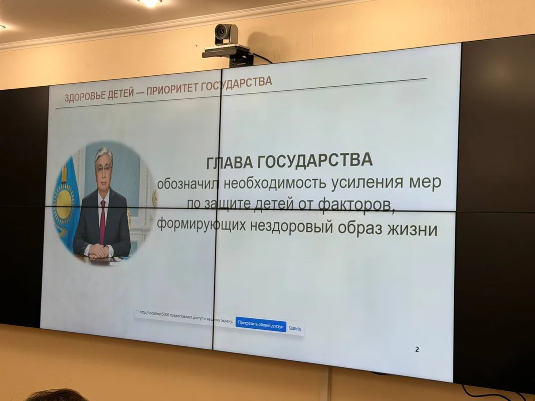 Счастливые дети смотрят на яркую упаковку фастфуда, в то время как взрослые регулируют его рекламу на заднем плане.