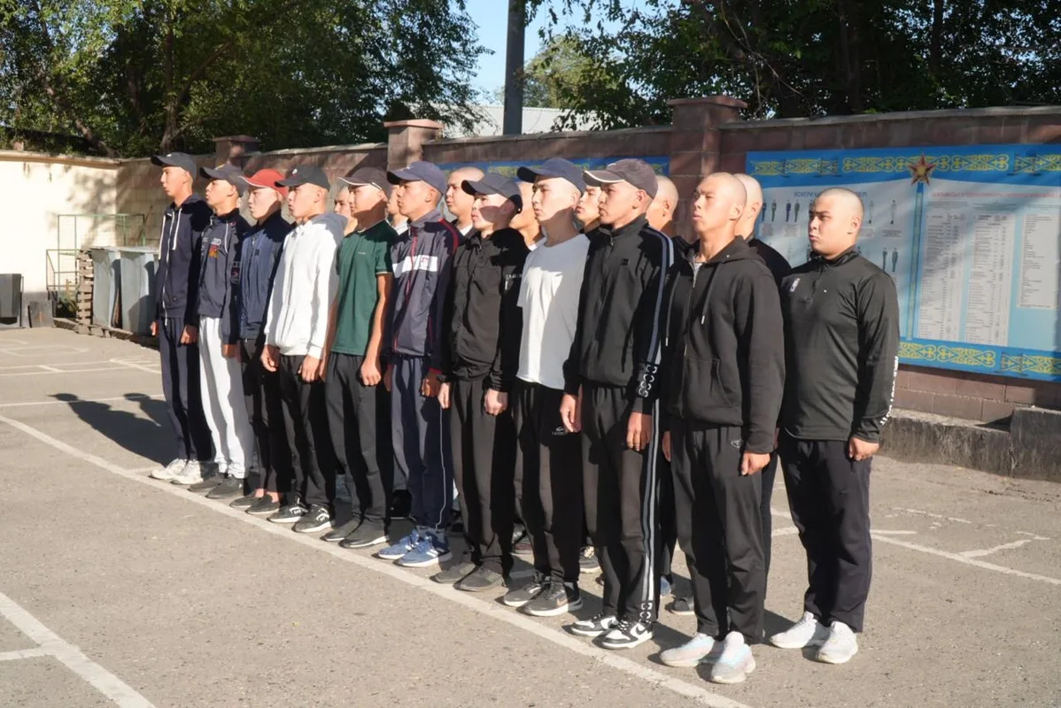 Молодые призывники в военной форме на сборном пункте в области Жетісу