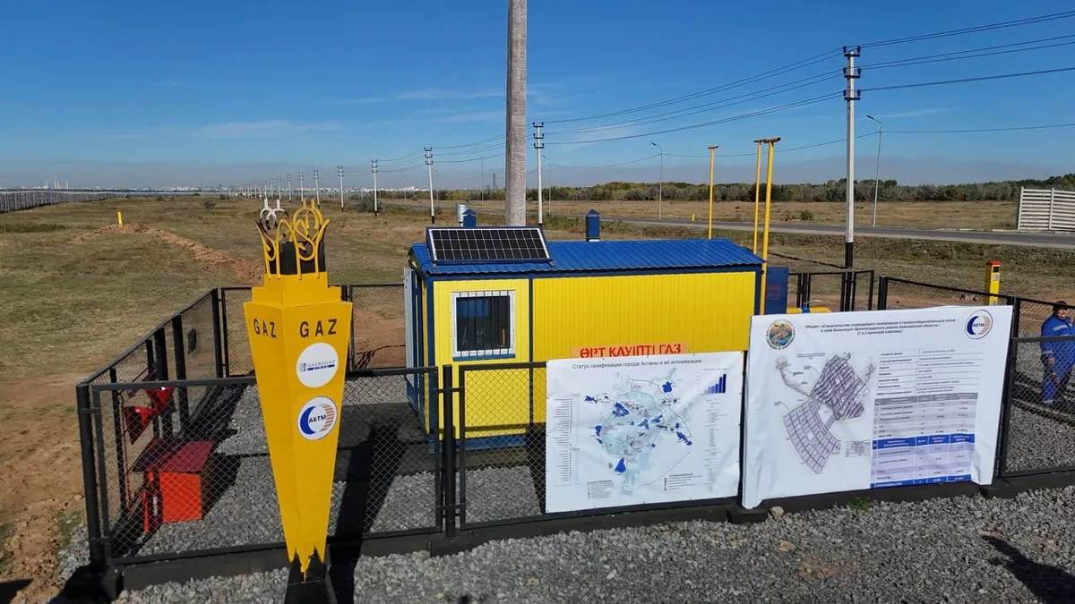 Строительство газопровода в селе Кызылсуат Акмолинской области, видны трубы и рабочие