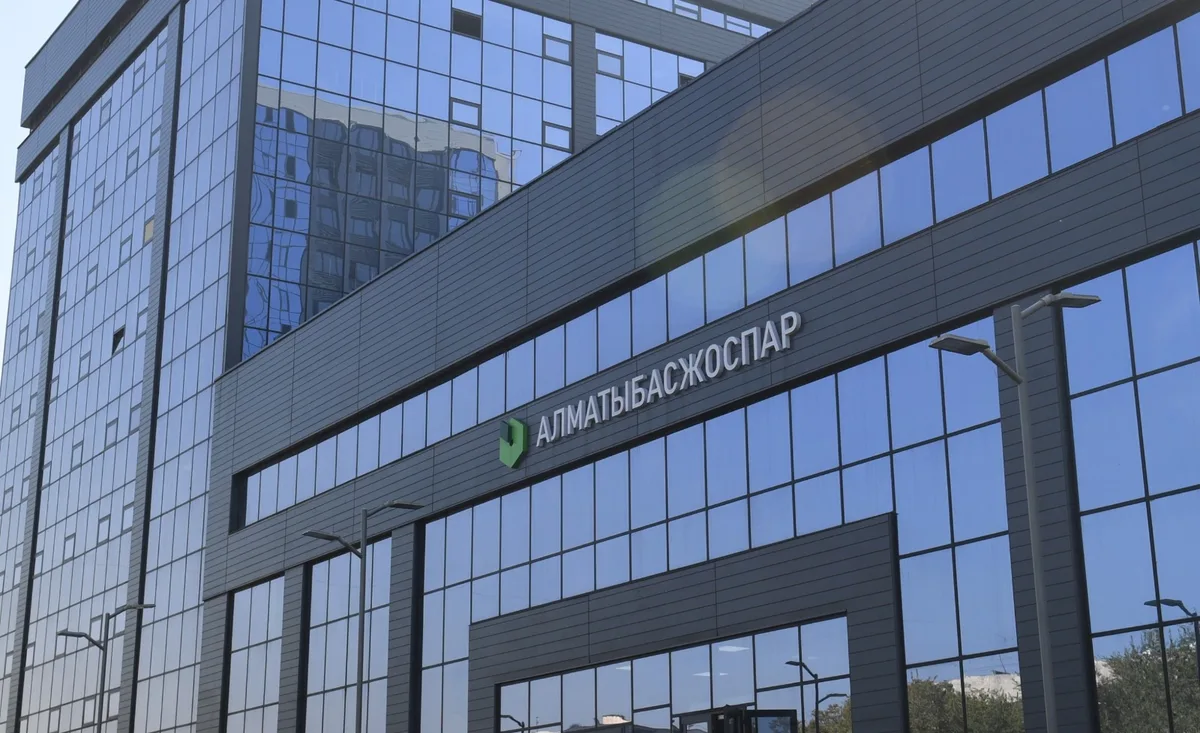 Сотрудник контакт-центра консультирует жителей Алматы по вопросам Генерального плана города и недвижимости.