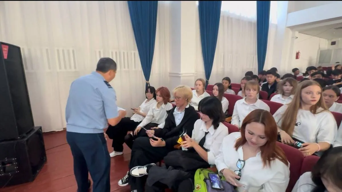 Студенты на антинаркотическом форуме в Талдыкоргане слушают лекцию о профилактике наркомании